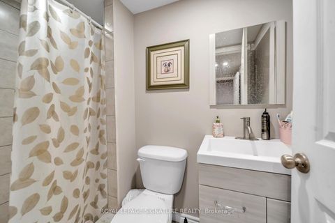 Photo 32 at 21 Huron Court, Aurora Heights, Aurora