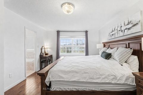 Photo 8 at 41 Wallwark Street, Bayview Northeast, Aurora