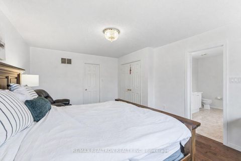 Photo 9 at 41 Wallwark Street, Bayview Northeast, Aurora