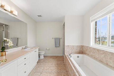 Photo 10 at 41 Wallwark Street, Bayview Northeast, Aurora