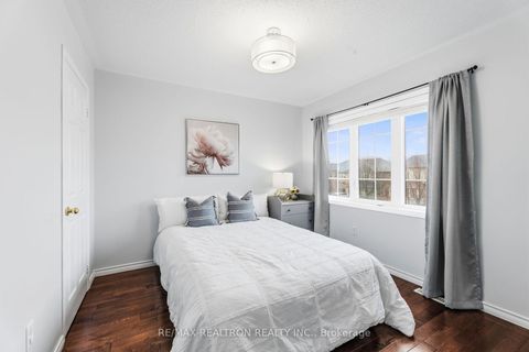 Photo 11 at 41 Wallwark Street, Bayview Northeast, Aurora