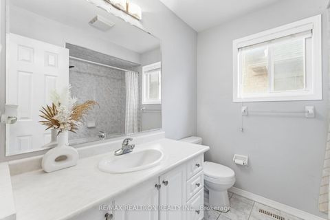 Photo 12 at 41 Wallwark Street, Bayview Northeast, Aurora