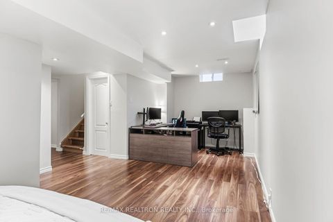 Photo 14 at 41 Wallwark Street, Bayview Northeast, Aurora