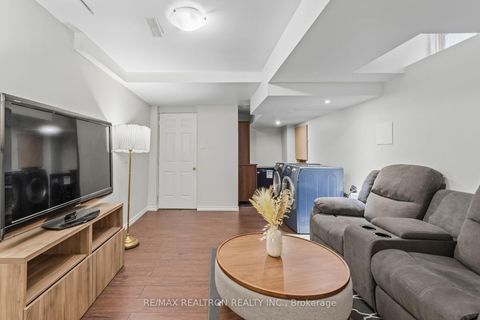 Photo 16 at 41 Wallwark Street, Bayview Northeast, Aurora