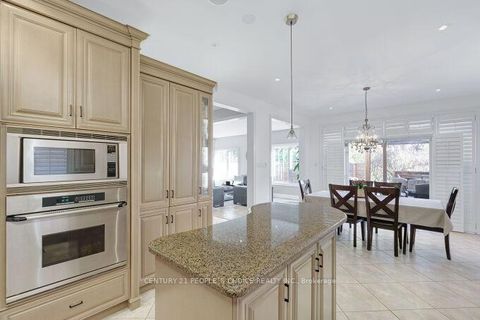 Photo 9 at 49 Humber Forest Court, Sonoma Heights, Vaughan