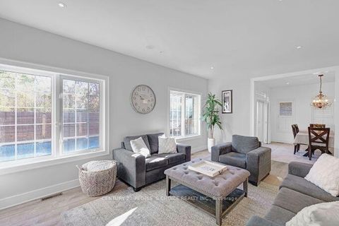 Photo 13 at 49 Humber Forest Court, Sonoma Heights, Vaughan