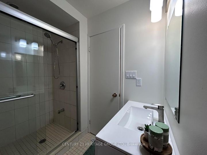 Photo 9 at 38 Gray Crescent, North Richvale, Richmond Hill