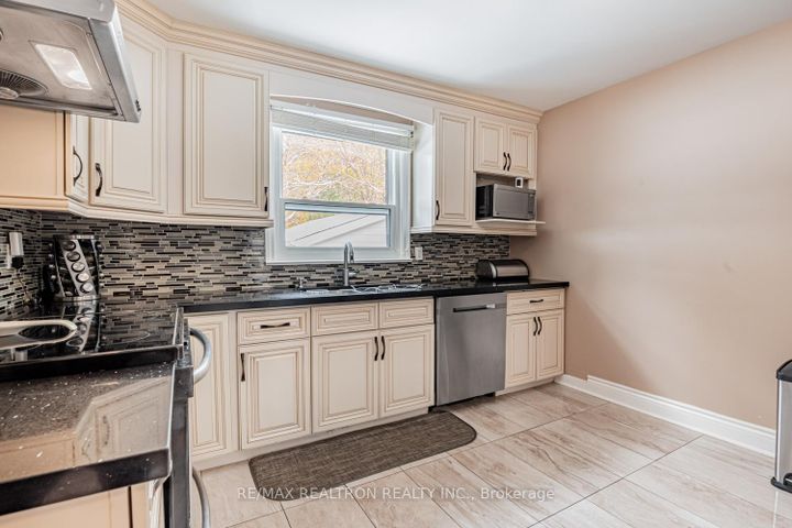 Photo 4 at 245 Elmwood Avenue, Harding, Richmond Hill