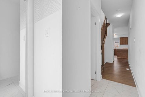 Photo 4 at 37 Turnberry Lane, Painswick South, Barrie