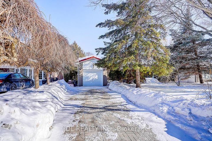 Photo 2 at 15 Crossburn Drive, Don Mills, Toronto