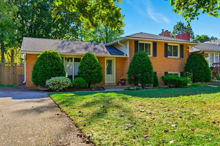 Photo 1 at 5210 Mulberry Drive, Appleby, Burlington