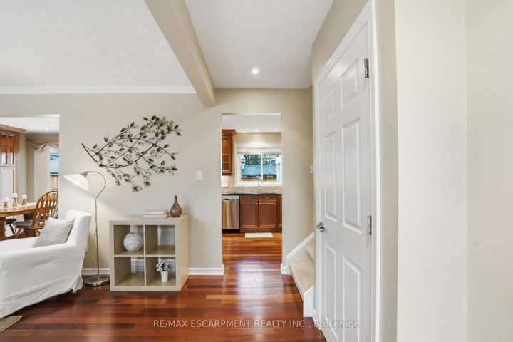 Photo 8 at 5210 Mulberry Drive, Appleby, Burlington