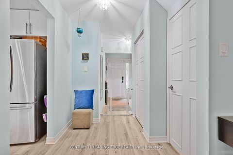 Photo 4 at 6 - 40 Castle Rock Drive, North Richvale, Richmond Hill