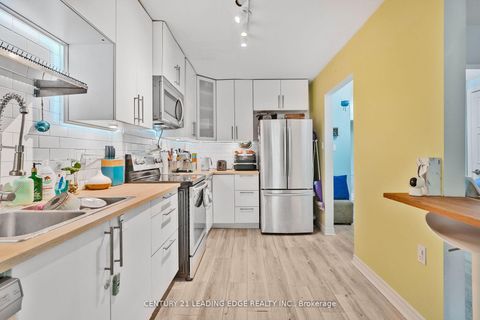 Photo 12 at 6 - 40 Castle Rock Drive, North Richvale, Richmond Hill