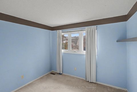 Photo 18 at 28 Hollingshead Drive, Aurora Village, Aurora