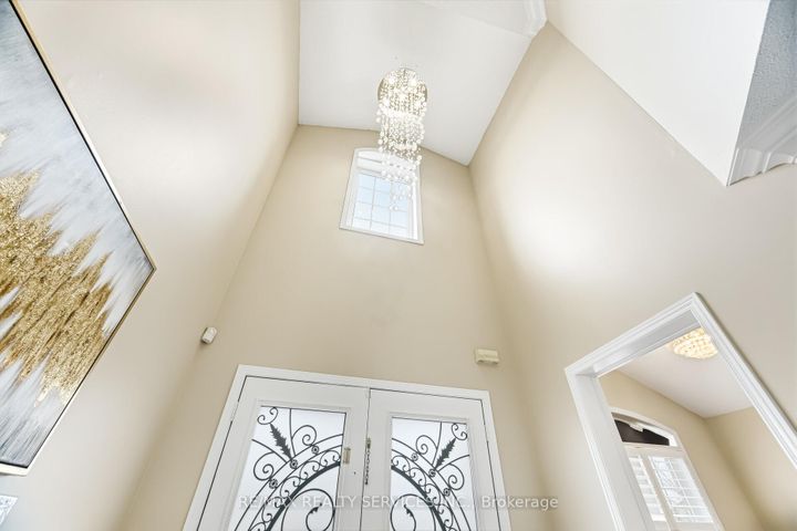 Photo 4 at 248 Edenbrook Hill Drive, Fletcher's Meadow, Brampton