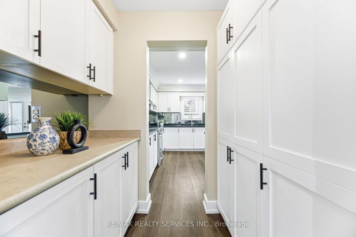 Photo 10 at 248 Edenbrook Hill Drive, Fletcher's Meadow, Brampton