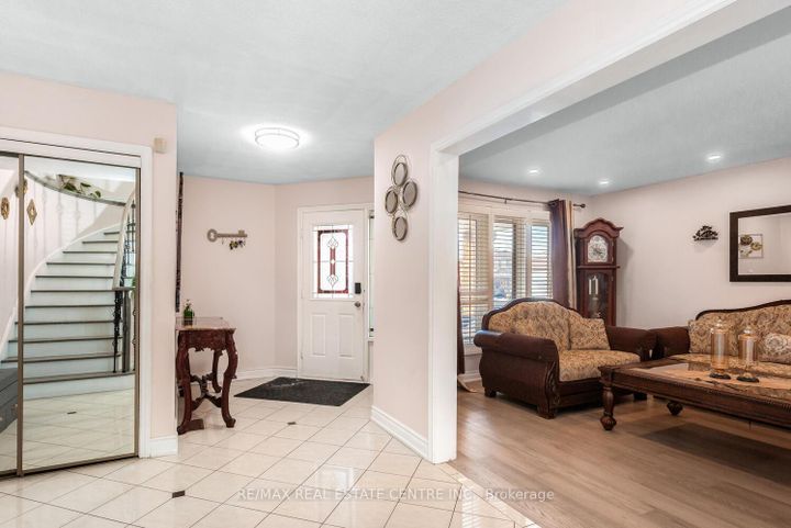 Photo 3 at 41 Presidential Street, East Woodbridge, Vaughan