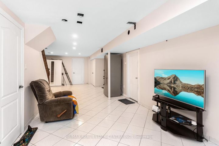 Photo 31 at 41 Presidential Street, East Woodbridge, Vaughan