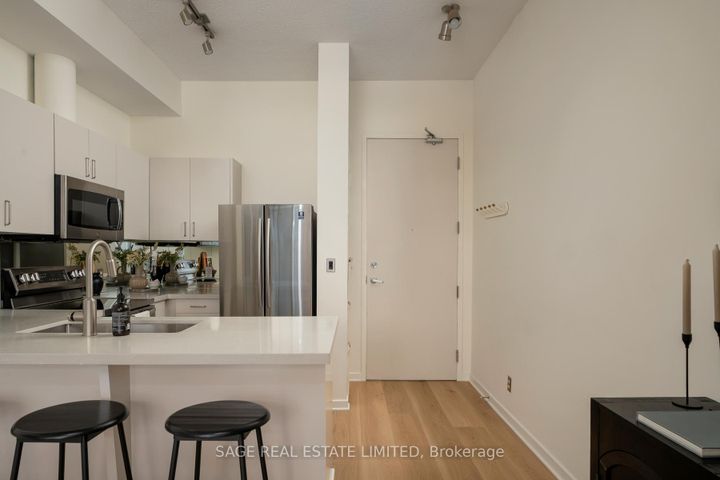 Photo 1 at 923 - 388 Richmond Street W, Waterfront Communities C1, Toronto