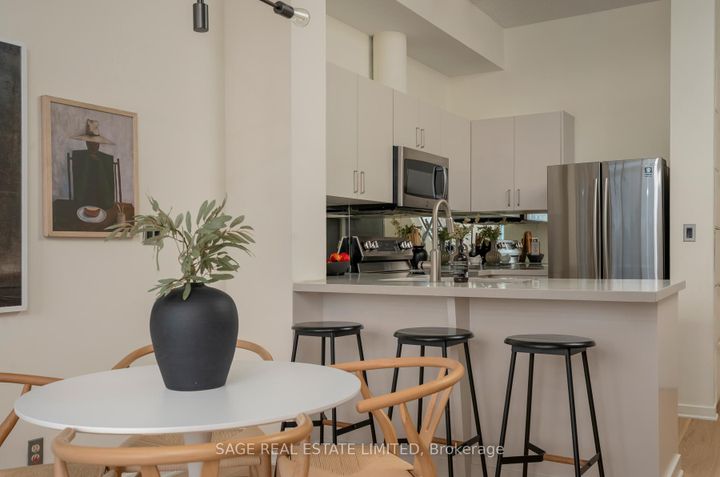 Photo 2 at 923 - 388 Richmond Street W, Waterfront Communities C1, Toronto