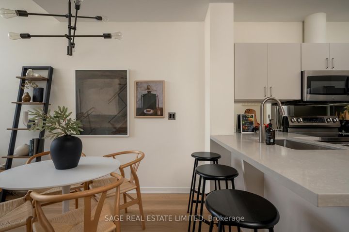 Photo 4 at 923 - 388 Richmond Street W, Waterfront Communities C1, Toronto