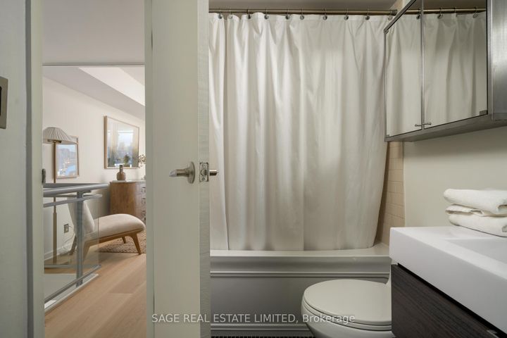 Photo 25 at 923 - 388 Richmond Street W, Waterfront Communities C1, Toronto