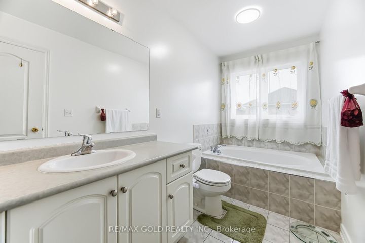 Photo 10 at 5 Attmar Drive, Bram East, Brampton