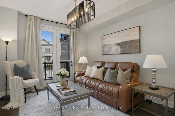 Photo 4 at 10 Augustus Terrace, City Centre West, Toronto