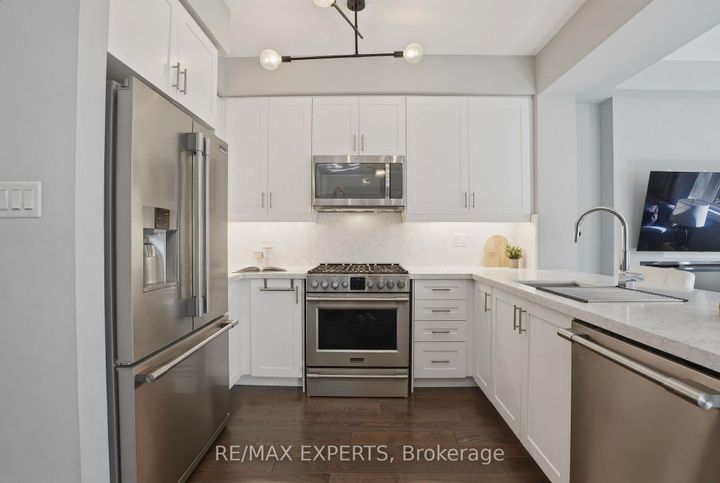 Photo 6 at 10 Augustus Terrace, City Centre West, Toronto