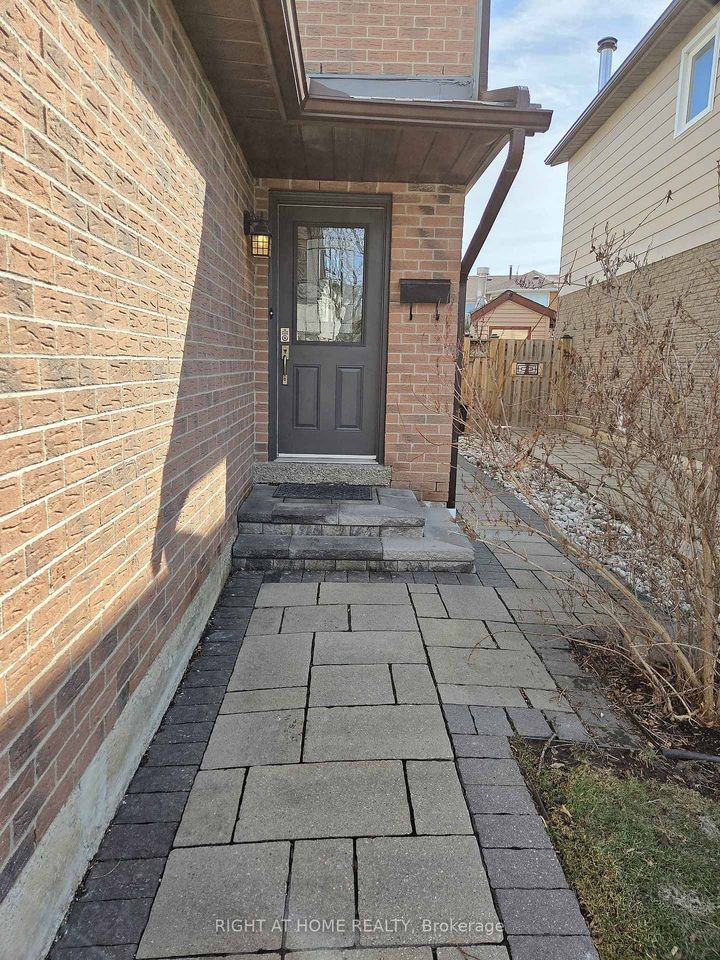 Photo 1 at 6914 Cordingley Crescent, Meadowvale, Mississauga