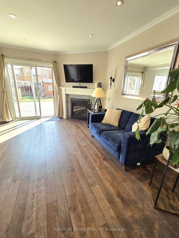 Photo 5 at 6914 Cordingley Crescent, Meadowvale, Mississauga