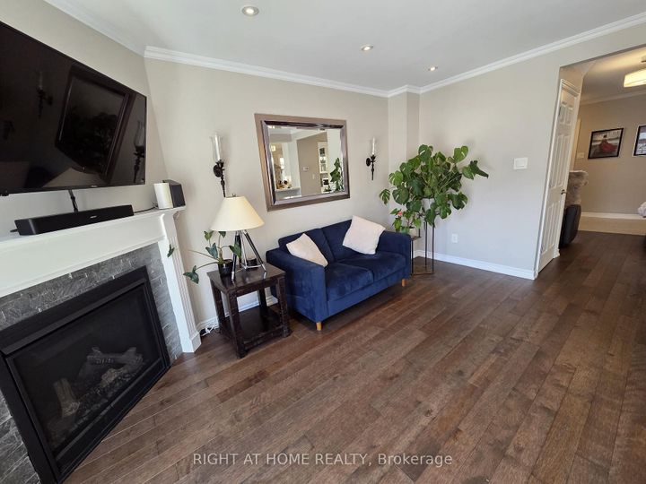 Photo 6 at 6914 Cordingley Crescent, Meadowvale, Mississauga