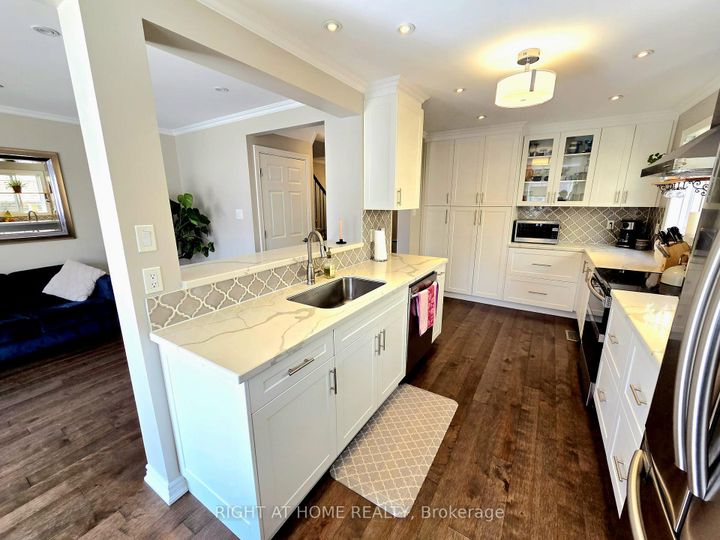 Photo 9 at 6914 Cordingley Crescent, Meadowvale, Mississauga