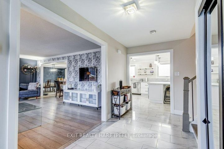 Photo 6 at 2516 Woburn Crescent, WO West, Oakville