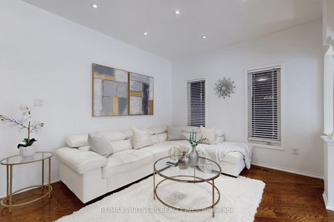 Photo 1 at 79 Carnoustie Crescent, Jefferson, Richmond Hill