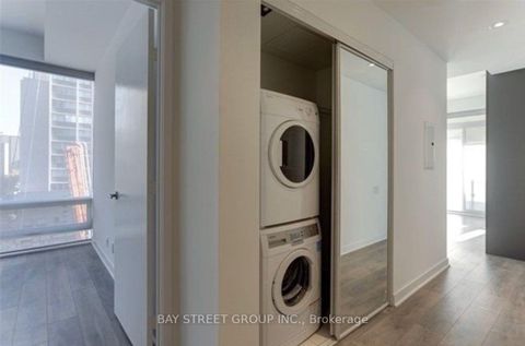 Photo 11 at 410 - 15 Grenville Street, Bay Street Corridor, Toronto