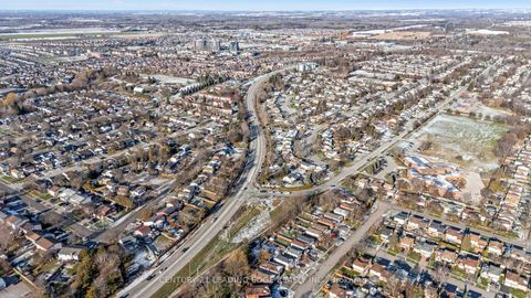 Photo 5 at 1 LOCKHART Gate, Bowmanville, Clarington