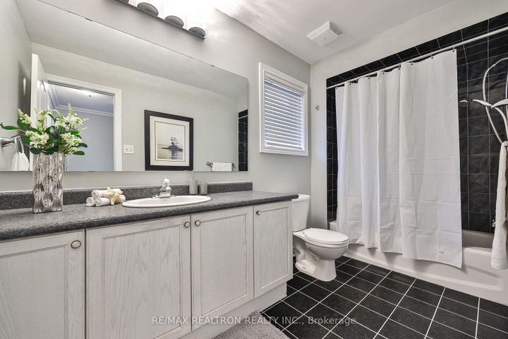 Photo 15 at 14 Daphnia Drive, Patterson, Vaughan