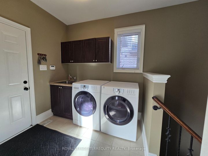 Photo 12 at 19 Black Diamond Crescent, Credit Valley, Brampton