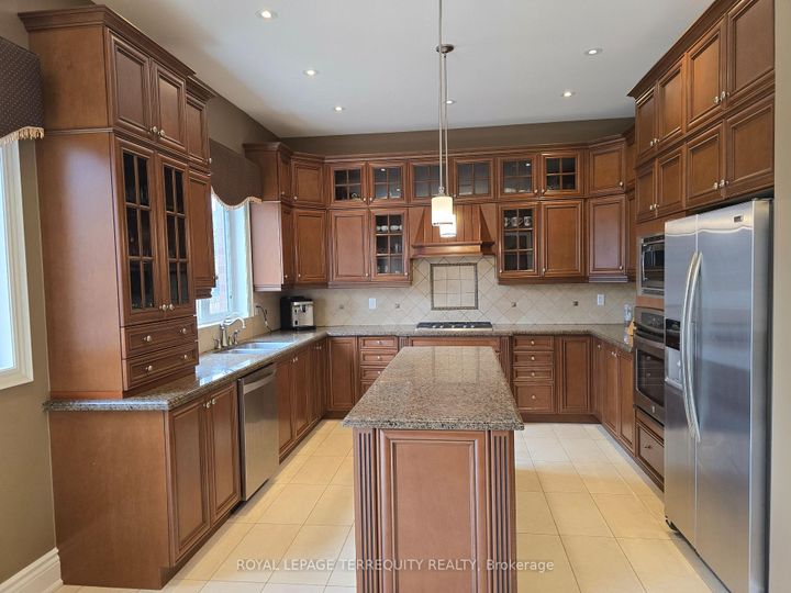 Photo 13 at 19 Black Diamond Crescent, Credit Valley, Brampton