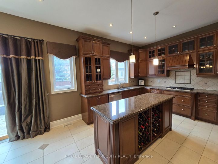 Photo 14 at 19 Black Diamond Crescent, Credit Valley, Brampton