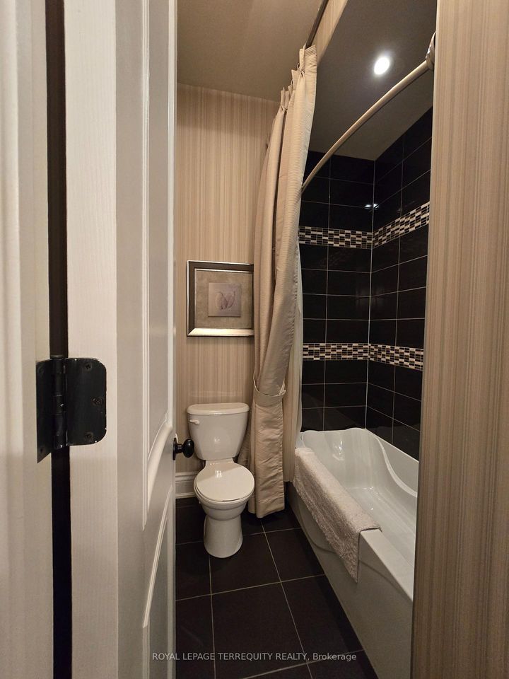 Photo 28 at 19 Black Diamond Crescent, Credit Valley, Brampton