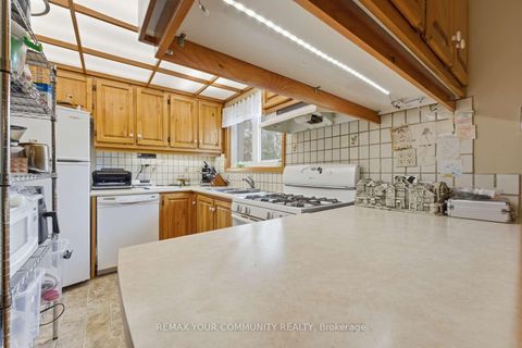 Photo 4 at 154 Hollingsworth Drive, King City, King