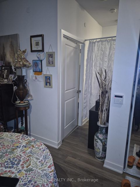 Photo 11 at 513 - 100 Eagle Rock Way, Rural Vaughan, Vaughan