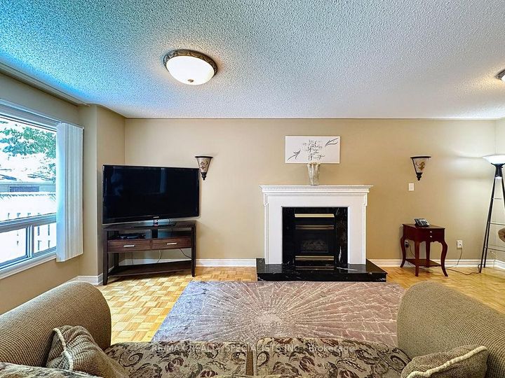 Photo 5 at 9 Siesta Court, Wellington, Brampton