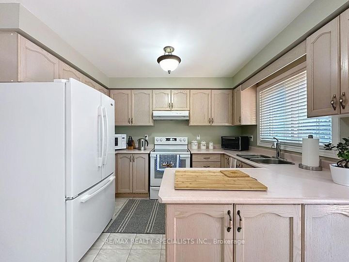 Photo 13 at 9 Siesta Court, Wellington, Brampton