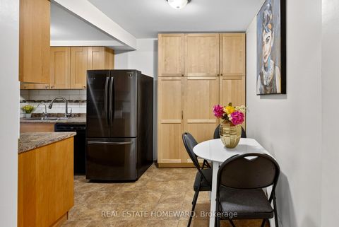 Photo 8 at 22 - 350 Camelot Court, Eastdale, Oshawa