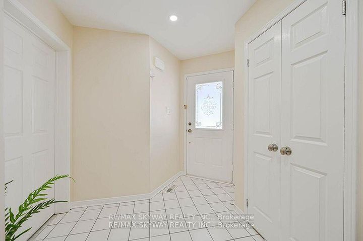 Photo 5 at 117 Richvale Drive S, Heart Lake East, Brampton