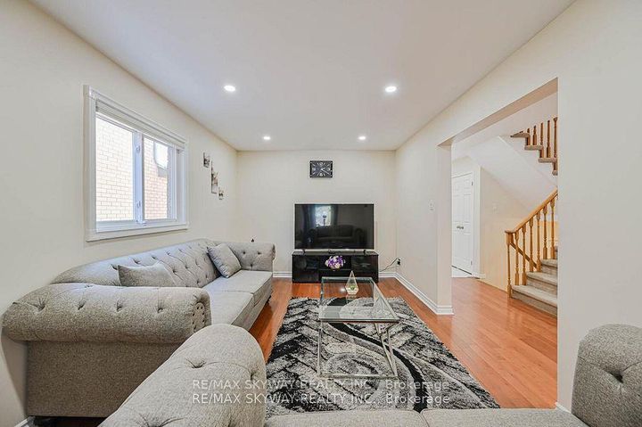 Photo 8 at 117 Richvale Drive S, Heart Lake East, Brampton